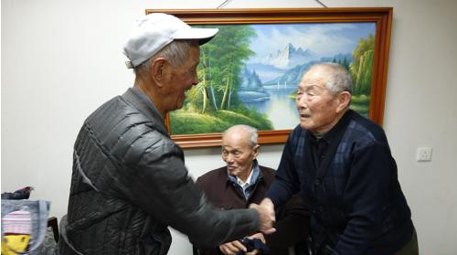 閆玉成(右)與同為被擄勞工的趙宗仁(左)、李良杰(中)見面。<a target='_blank'  ></table>中新網</a>記者 張尼 攝