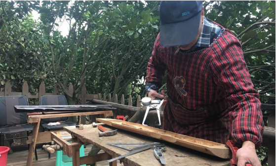 老人藏山里造古琴 似現實版掃地僧