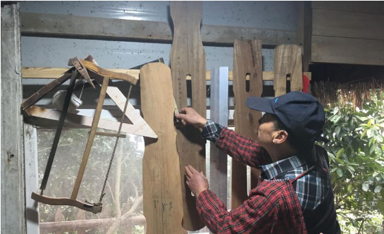 老人藏山里造古琴 似現實版掃地僧