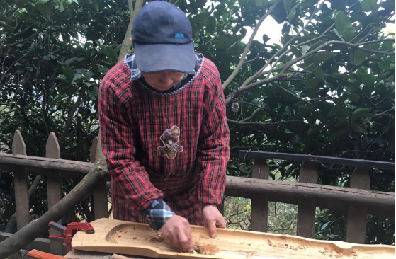 老人藏山里造古琴 似現實版掃地僧