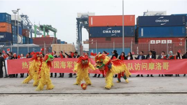 華人華僑熱烈歡迎編隊到訪。&emsp;劉鑫 攝